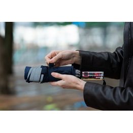 Зонт наоборот складной Futurum со светоотражающим кантом, темно-синий